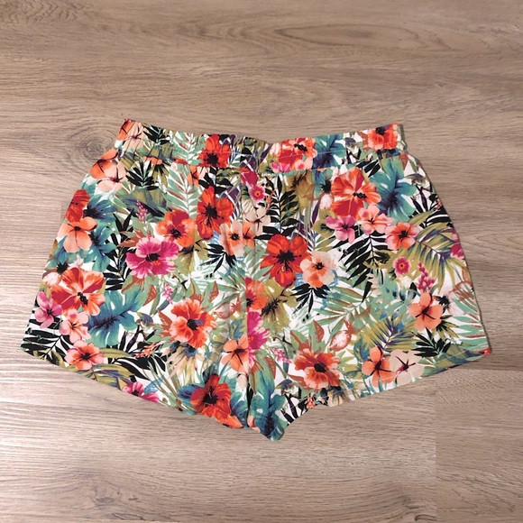 Tropical Floral Print Drawstring Beach Shorts- Size Medium - Picture 4 of 9